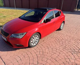 Wynajmij SEAT Leon 2016 w Czarnogórze. Paliwo: Diesel. Moc: 77 KM ➤ Koszt od 40 EUR za dobę.