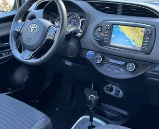 Wnętrze Toyota Yaris do wynajęcia w Czarnogórze. Doskonały samochód 5-osobowy. ✓ Skrzynia Automatyczna.