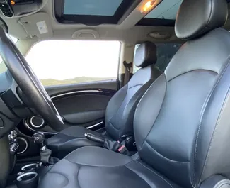 Wnętrze Mini Cooper S do wynajęcia w Gruzji. Doskonały samochód 5-osobowy. ✓ Skrzynia Automatyczna.