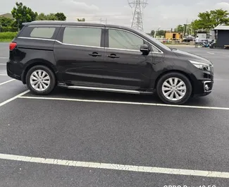 Wynajmij Kia Carnival 2017 w Tajlandii. Paliwo: Diesel. Moc:  KM ➤ Koszt od 2850 THB za dobę.