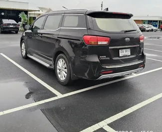 Kia Carnival 2017 do wynajęcia na lotnisku Suvarnabhumi w Bangkoku. Limit przebiegu nieograniczony.