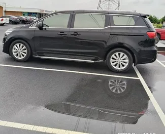 Wnętrze Kia Carnival do wynajęcia w Tajlandii. Doskonały samochód 11-osobowy. ✓ Skrzynia Automatyczna.