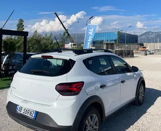 Dacia Sandero Stepway 2024 do wynajęcia na lotnisku w Tiranie. Limit przebiegu nieograniczony.
