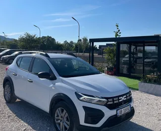 Wynajmij Dacia Sandero Stepway 2024 w Albanii. Paliwo: Benzyna. Moc: 90 KM ➤ Koszt od 8 EUR za dobę.