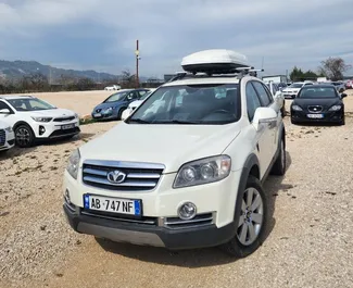 Wypożyczalnia Chevrolet Captiva na lotnisku w Tiranie, Albania ✓ Nr 8081. ✓ Skrzynia Automatyczna ✓ Opinii: 0.
