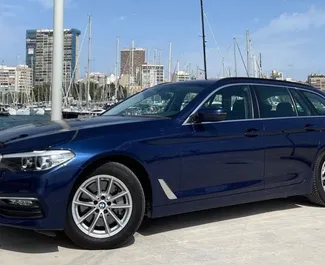 Wynajmij BMW 530d 2017 w Hiszpanii. Paliwo: Diesel. Moc:  KM ➤ Koszt od 70 EUR za dobę.