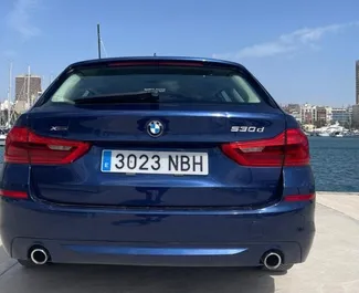 Wnętrze BMW 530d do wynajęcia w Hiszpanii. Doskonały samochód 5-osobowy. ✓ Skrzynia Automatyczna.