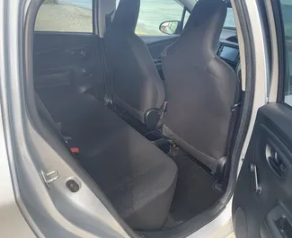 Wynajmij Toyota Vitz 2016 na Cyprze. Paliwo: Benzyna. Moc: 120 KM ➤ Koszt od 22 EUR za dobę.