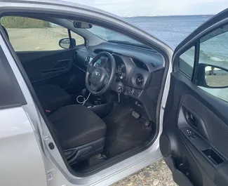 Wynajmij Toyota Vitz 2016 na Cyprze. Paliwo: Benzyna. Moc: 120 KM ➤ Koszt od 22 EUR za dobę.
