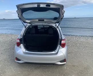Toyota Vitz 2016 do wynajęcia w Larnace. Limit przebiegu nieograniczony.
