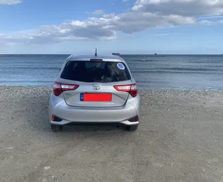 Wnętrze Toyota Vitz do wynajęcia na Cyprze. Doskonały samochód 5-osobowy. ✓ Skrzynia Automatyczna.