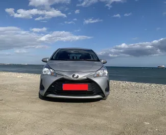 Wnętrze Toyota Vitz do wynajęcia na Cyprze. Doskonały samochód 5-osobowy. ✓ Skrzynia Automatyczna.