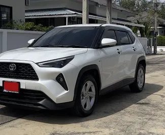 Toyota Yaris Cross 2024 do wynajęcia na lotnisku w Phuket. Limit przebiegu nieograniczony.