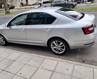 Wnętrze Skoda Octavia do wynajęcia na Cyprze. Doskonały samochód 5-osobowy. ✓ Skrzynia Automatyczna.