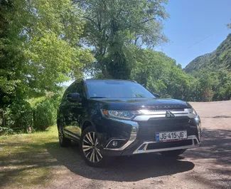 Mitsubishi Outlander 2019 do wynajęcia w Tbilisi. Limit przebiegu nieograniczony.
