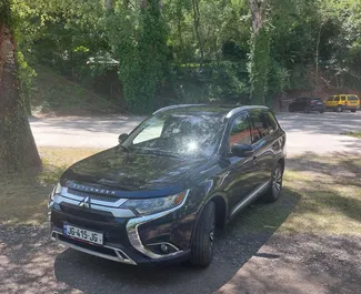 Wnętrze Mitsubishi Outlander do wynajęcia w Gruzji. Doskonały samochód 7-osobowy. ✓ Skrzynia Automatyczna.