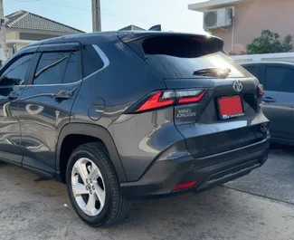 Wynajmij Toyota Yaris Cross 2024 w Tajlandii. Paliwo: Hybryda. Moc: 116 KM ➤ Koszt od 900 THB za dobę.