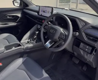 Wynajmij Toyota Yaris Cross 2024 w Tajlandii. Paliwo: Hybryda. Moc: 116 KM ➤ Koszt od 900 THB za dobę.