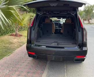 Wynajmij Cadillac Escalade 2024 w ZEA. Paliwo: Benzyna. Moc: 420 KM ➤ Koszt od 1050 AED za dobę.