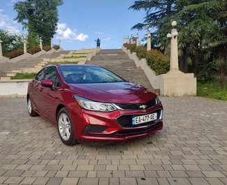 Wnętrze Chevrolet Cruze do wynajęcia w Gruzji. Doskonały samochód 5-osobowy. ✓ Skrzynia Automatyczna.