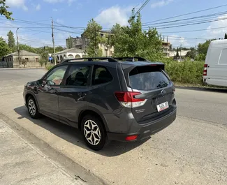 Wnętrze Subaru Forester do wynajęcia w Gruzji. Doskonały samochód 5-osobowy. ✓ Skrzynia Automatyczna.