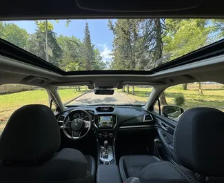 Wnętrze Subaru Forester do wynajęcia w Gruzji. Doskonały samochód 5-osobowy. ✓ Skrzynia Automatyczna.