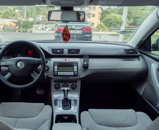Wnętrze Volkswagen Passat Variant do wynajęcia w Albanii. Doskonały samochód 5-osobowy. ✓ Skrzynia Automatyczna.