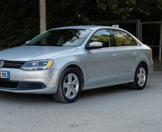 Wynajmij Volkswagen Jetta 2015 w Albanii. Paliwo: Diesel. Moc: 120 KM ➤ Koszt od 15 EUR za dobę.