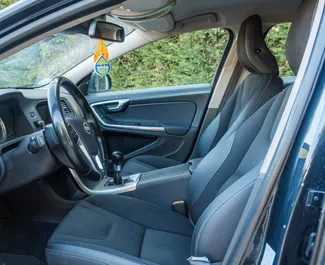 Wynajmij Volvo V60 2013 w Albanii. Paliwo: Diesel. Moc: 163 KM ➤ Koszt od 15 EUR za dobę.