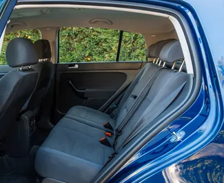 Wnętrze Volkswagen Golf Plus do wynajęcia w Albanii. Doskonały samochód 5-osobowy. ✓ Skrzynia Manualna.