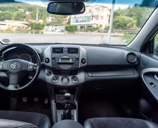 Wnętrze Toyota Rav4 do wynajęcia w Albanii. Doskonały samochód 5-osobowy. ✓ Skrzynia Manualna.