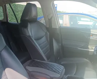 Wnętrze Toyota Rav4 do wynajęcia w Gruzji. Doskonały samochód 5-osobowy. ✓ Skrzynia Automatyczna.