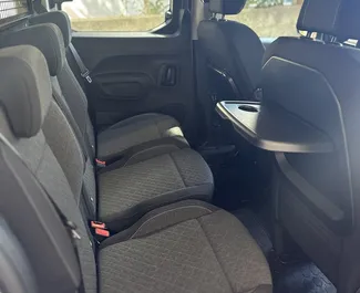 Wynajmij Opel Combo Life 2025 w Turcji. Paliwo: Diesel. Moc: 130 KM ➤ Koszt od 48 USD za dobę.