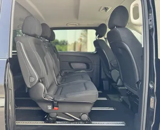 Wnętrze Mercedes-Benz V-Class do wynajęcia w Czarnogórze. Doskonały samochód 8-osobowy. ✓ Skrzynia Automatyczna.