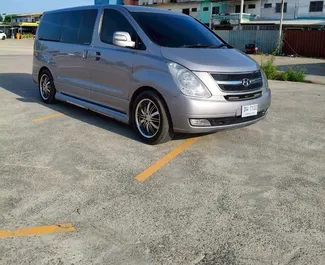 Wynajmij Hyundai H1 2017 w Tajlandii. Paliwo: Diesel. Moc:  KM ➤ Koszt od 2850 THB za dobę.