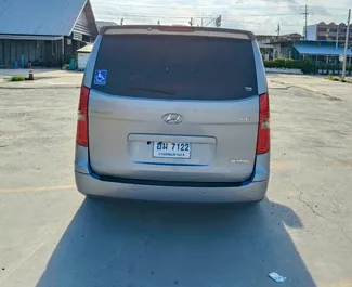 Hyundai H1 2017 do wynajęcia na lotnisku Suvarnabhumi w Bangkoku. Limit przebiegu nieograniczony.