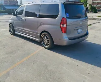 Wnętrze Hyundai H1 do wynajęcia w Tajlandii. Doskonały samochód 9-osobowy. ✓ Skrzynia Automatyczna.