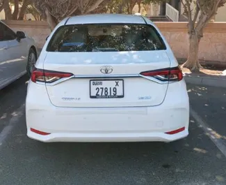 Wynajmij Toyota Corolla Sedan 2023 w ZEA. Paliwo: Benzyna. Moc: 169 KM ➤ Koszt od 67 AED za dobę.