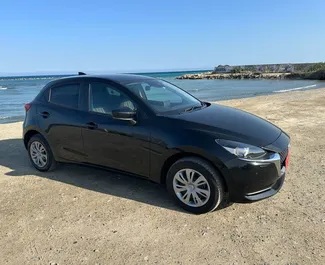 Wnętrze Mazda 2 do wynajęcia na Cyprze. Doskonały samochód 5-osobowy. ✓ Skrzynia Automatyczna.