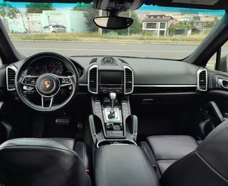 Wnętrze Porsche Cayenne do wynajęcia w Gruzji. Doskonały samochód 5-osobowy. ✓ Skrzynia Automatyczna.