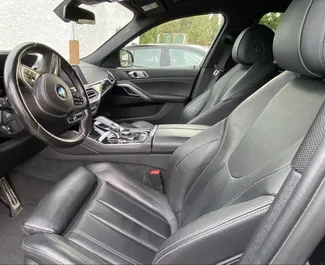 BMW X6 2022 do wynajęcia w Alicante. Limit przebiegu 200 km/dzień.