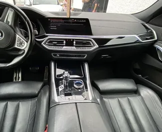 Wnętrze BMW X6 do wynajęcia w Hiszpanii. Doskonały samochód 5-osobowy. ✓ Skrzynia Automatyczna.