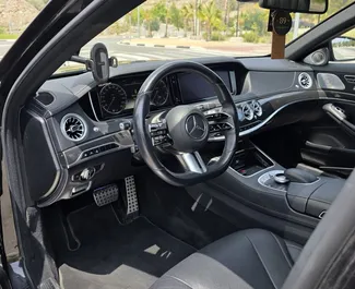 Wnętrze Mercedes-Benz S500 do wynajęcia w Hiszpanii. Doskonały samochód 5-osobowy. ✓ Skrzynia Automatyczna.