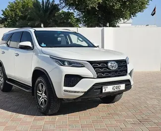 Wynajmij Toyota Fortuner 2024 w ZEA. Paliwo: Benzyna. Moc: 166 KM ➤ Koszt od 168 AED za dobę.