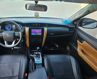 Wypożyczalnia Toyota Fortuner w Dubaju, ZEA ✓ Nr 11628. ✓ Skrzynia Automatyczna ✓ Opinii: 0.