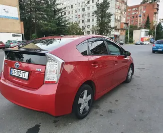 Wynajmij Toyota Prius 2011 w Gruzji. Paliwo: Hybryda. Moc:  KM ➤ Koszt od 112 GEL za dobę.