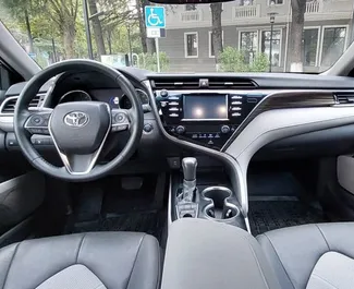 Wnętrze Toyota Camry do wynajęcia w Gruzji. Doskonały samochód 5-osobowy. ✓ Skrzynia Automatyczna.