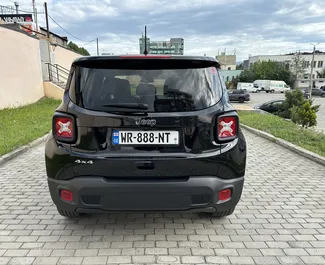 Wnętrze Jeep Renegade do wynajęcia w Gruzji. Doskonały samochód 5-osobowy. ✓ Skrzynia Automatyczna.