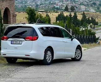 Wynajmij Chrysler Voyager 2021 w Gruzji. Paliwo: Benzyna. Moc: 287 KM ➤ Koszt od 205 GEL za dobę.