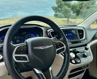 Chrysler Voyager 2021 do wynajęcia w Tbilisi. Limit przebiegu nieograniczony.